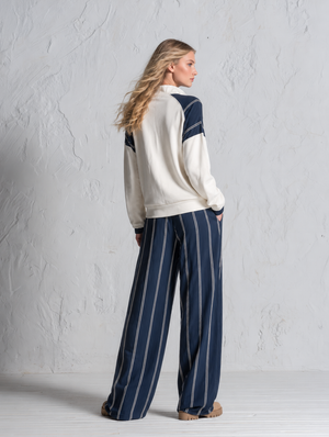 AMBRA - Felpa bianca e pantaloni navy a righe