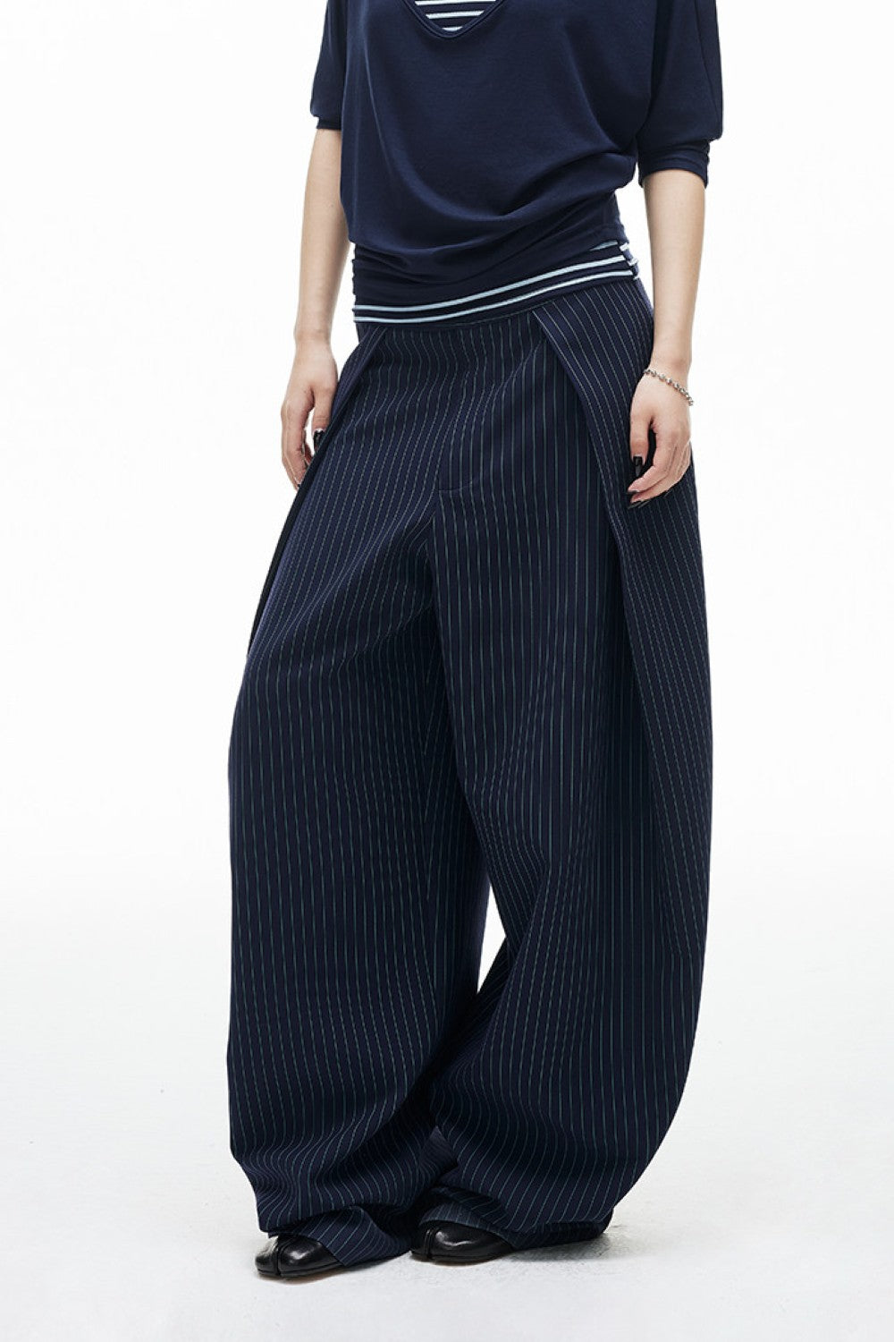 LOREDANA - Pantaloni wide-leg gessati dalla linea curva