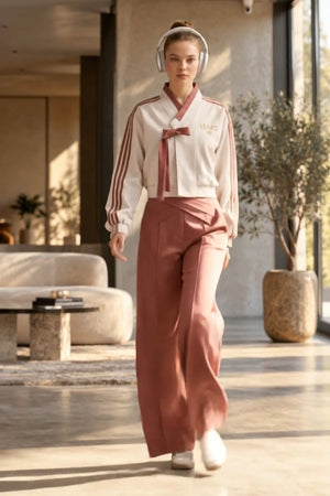 LIUJO Coordinato • Tessuto tecnico sportivo • Giacca stile hanbok incrociata con nastro e pantaloni ampi — Giorgia — SHOT 2
