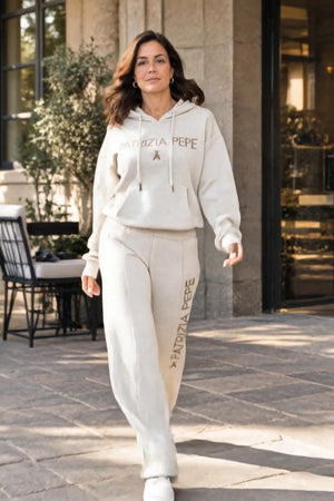 Patrizia Pepe Coordinato • Maglia morbida a coste, probabilmente misto cotone • Felpa con cappuccio, pantaloni a gamba larga, righe verticali e tasca a marsupio — Alida — SHOT 2