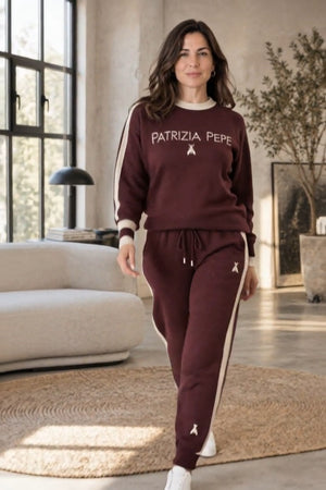 Patrizia Pepe Coordinato • Maglia in cotone o misto viscosa a maglia fine • Completo due pezzi con pantaloni jogger, collo alto, polsini a coste e inserti bianchi a contrasto — Bianca — SHOT 2