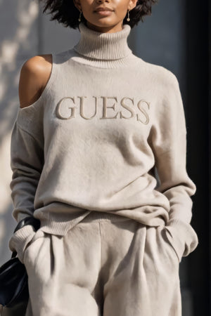 GUESS 6 X Coordinato • Maglia morbida • Collo alto e spalla scoperta — Irene — SHOT 3