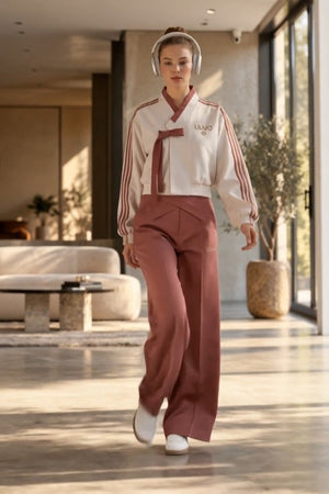 LIUJO Coordinato • Tessuto tecnico sportivo • Giacca stile hanbok incrociata con nastro e pantaloni ampi — Giorgia — SHOT 3